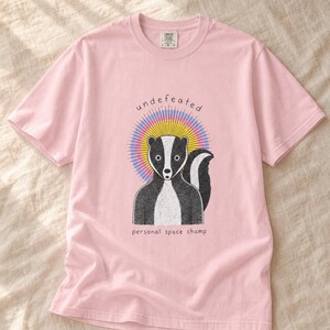 Undefeated Personal Space Champ Skunk T-Shirt, Funny Introvert Tee, Stippled Skunk Portrait with Sunburst Halo Graphic Tee Bild 7