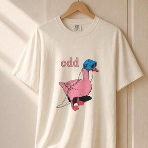 Odd Pink Goose in VR Headset T-Shirt, Weird Funny Duck Illustration Tee, Quirky Animal Graphic Shirt zdjęcie 7