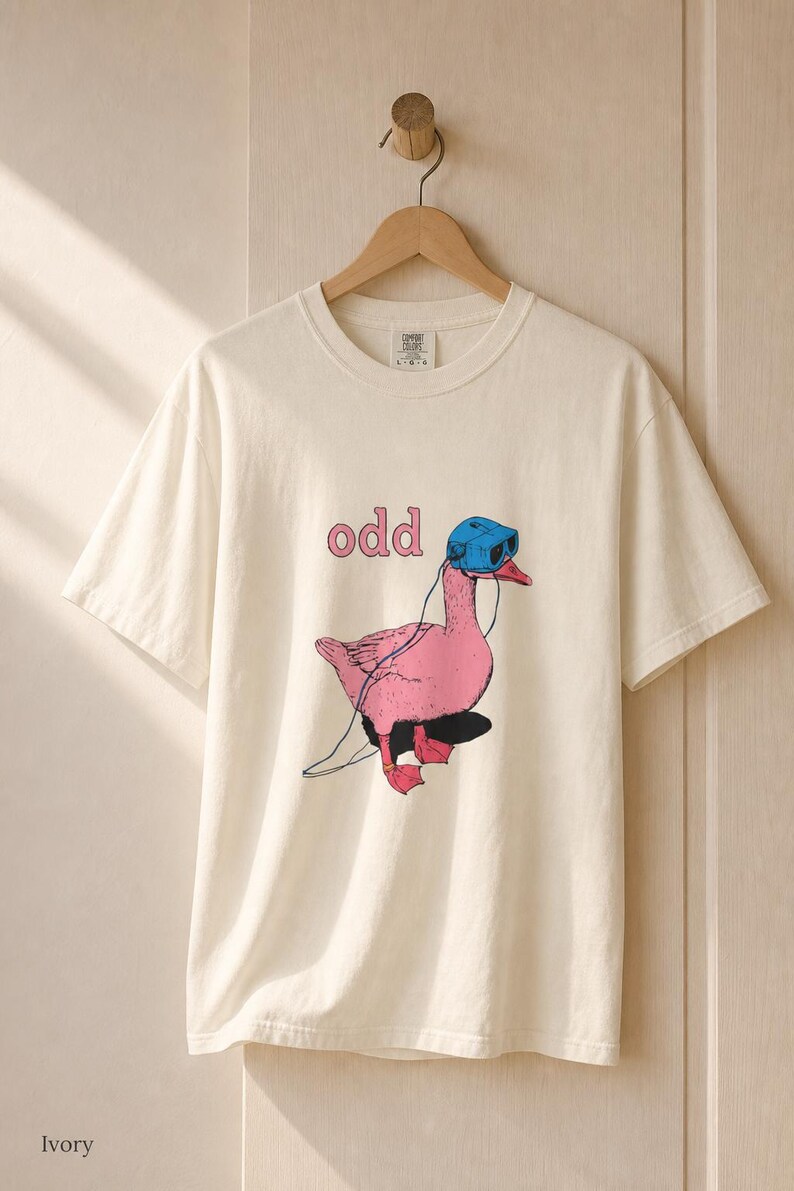 Odd Pink Goose in VR Headset T-Shirt, Weird Funny Duck Illustration Tee, Quirky Animal Graphic Shirt zdjęcie 7