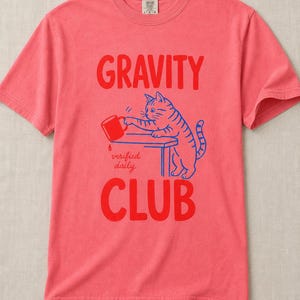 Gravity Club Cat T-Shirt Funny Cat Knocking Coffee Mug Off Table Tee Two Color Cat Lover Graphic Tee Gift imagem 15