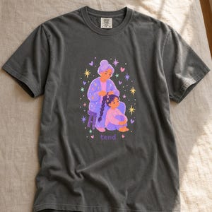 Grandmother Braiding Granddaughter's Hair T-Shirt, Tend Pastel Illustration Tee, Intergenerational Care Graphic Tee, Soft Family Shirt imagem 13