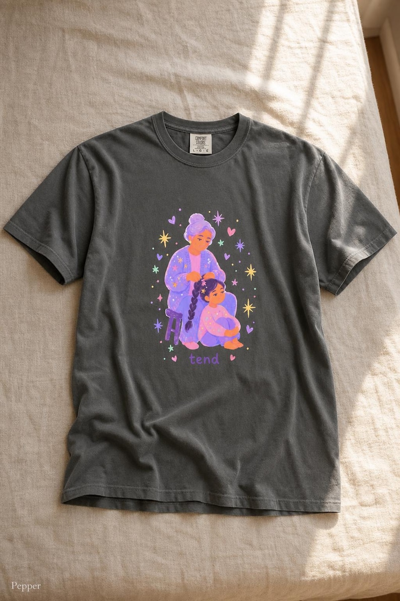 Grandmother Braiding Granddaughter's Hair T-Shirt, Tend Pastel Illustration Tee, Intergenerational Care Graphic Tee, Soft Family Shirt imagem 13