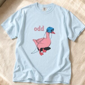 Odd Pink Goose in VR Headset T-Shirt, Weird Funny Duck Illustration Tee, Quirky Animal Graphic Shirt zdjęcie 9