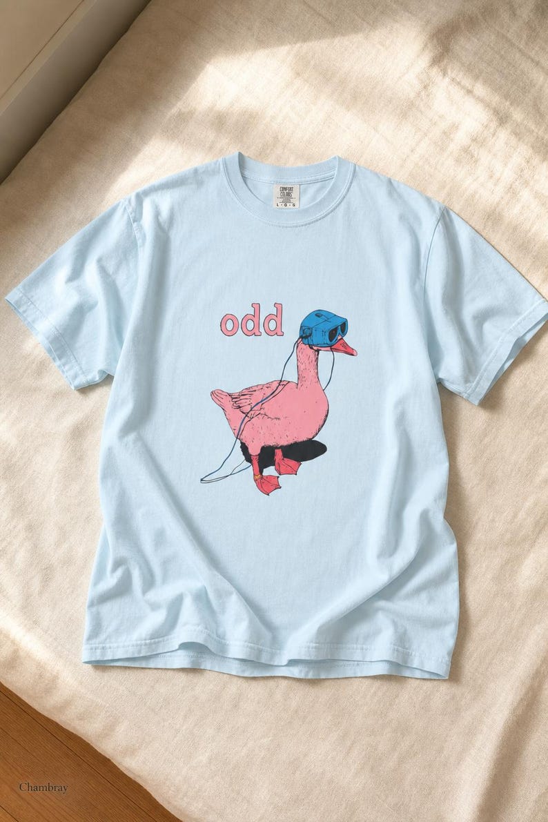 Odd Pink Goose in VR Headset T-Shirt, Weird Funny Duck Illustration Tee, Quirky Animal Graphic Shirt zdjęcie 9