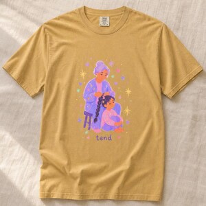 Grandmother Braiding Granddaughter's Hair T-Shirt, Tend Pastel Illustration Tee, Intergenerational Care Graphic Tee, Soft Family Shirt imagem 12