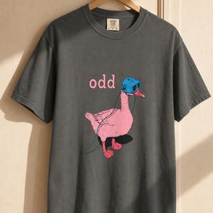 Odd Pink Goose in VR Headset T-Shirt, Weird Funny Duck Illustration Tee, Quirky Animal Graphic Shirt zdjęcie 13