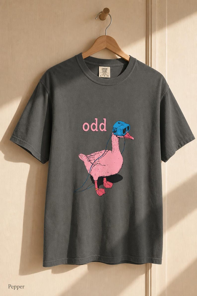Odd Pink Goose in VR Headset T-Shirt, Weird Funny Duck Illustration Tee, Quirky Animal Graphic Shirt zdjęcie 13