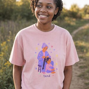 Grandmother Braiding Granddaughter's Hair T-Shirt, Tend Pastel Illustration Tee, Intergenerational Care Graphic Tee, Soft Family Shirt imagem 3