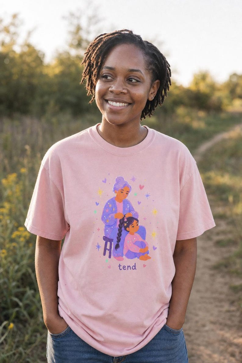 Grandmother Braiding Granddaughter's Hair T-Shirt, Tend Pastel Illustration Tee, Intergenerational Care Graphic Tee, Soft Family Shirt imagem 3