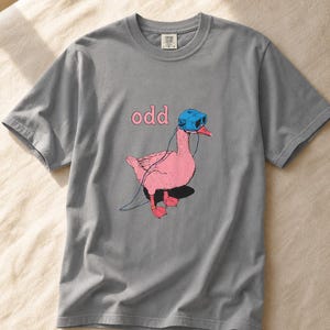 Odd Pink Goose in VR Headset T-Shirt, Weird Funny Duck Illustration Tee, Quirky Animal Graphic Shirt zdjęcie 14