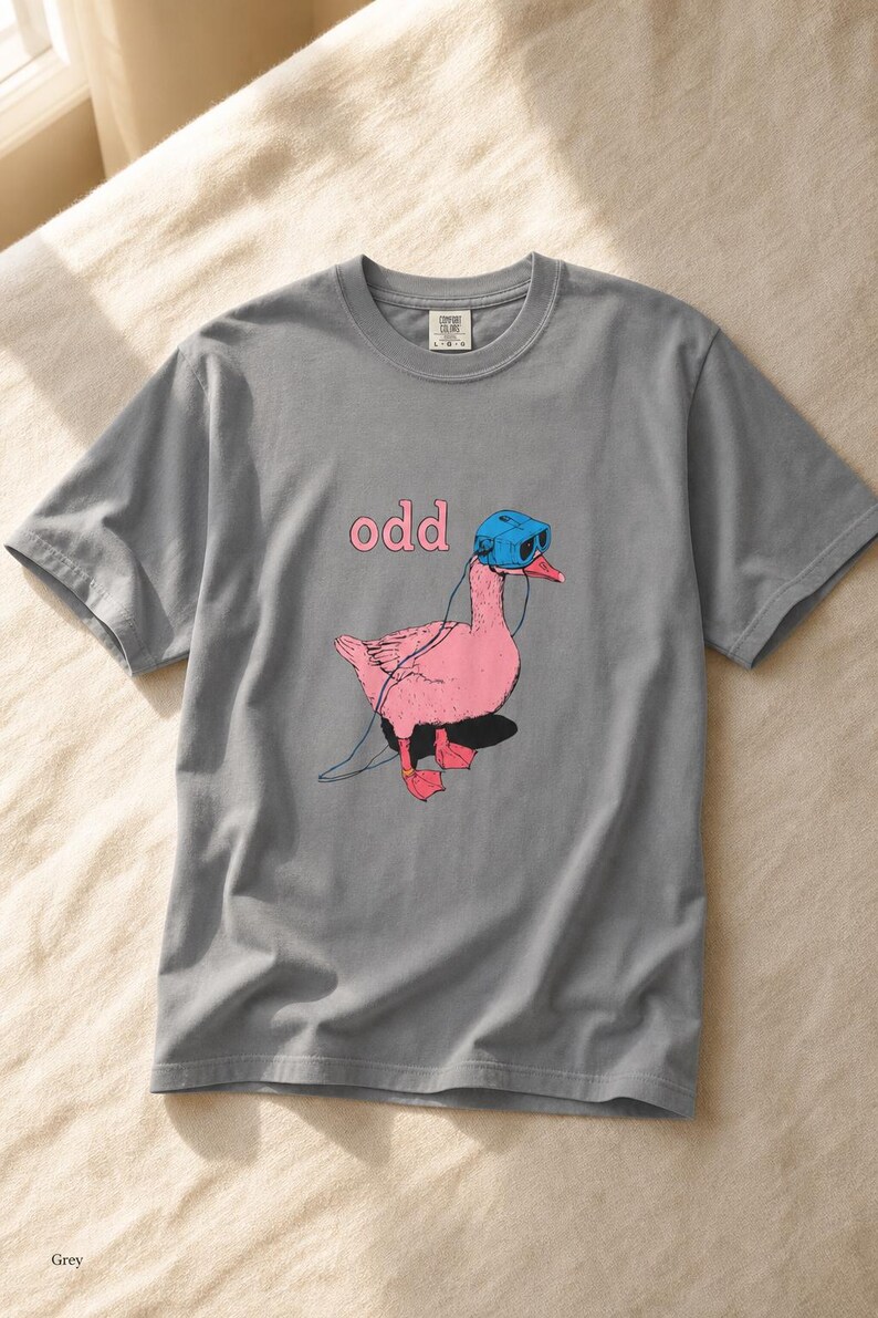 Odd Pink Goose in VR Headset T-Shirt, Weird Funny Duck Illustration Tee, Quirky Animal Graphic Shirt zdjęcie 14