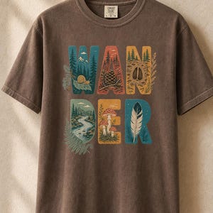 Camiseta con estampado de escenas de la naturaleza, camiseta de senderismo con letras ilustradas en el bosque, camiseta con estampado de piñas, setas y plumas. imagen 17