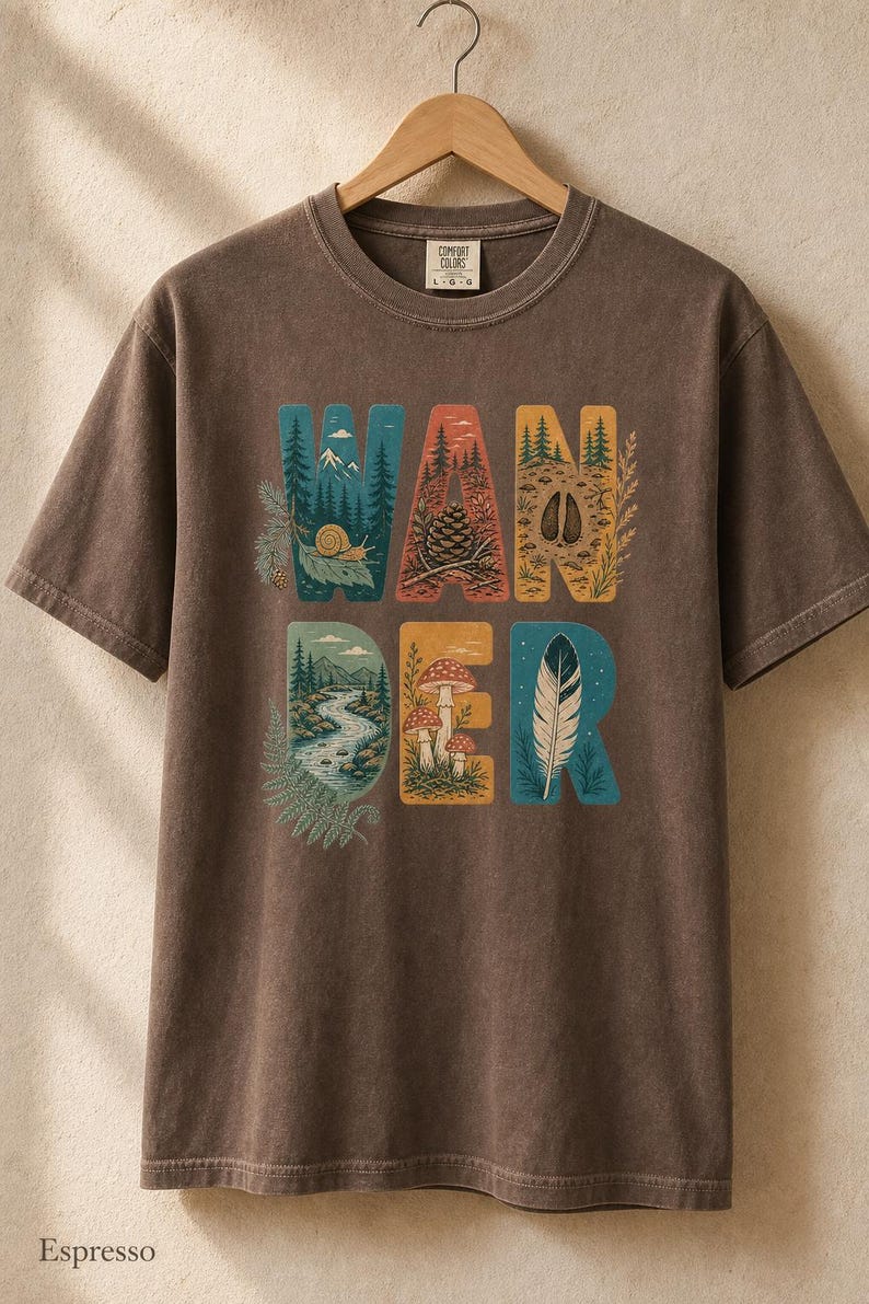 Camiseta con estampado de escenas de la naturaleza, camiseta de senderismo con letras ilustradas en el bosque, camiseta con estampado de piñas, setas y plumas. imagen 17