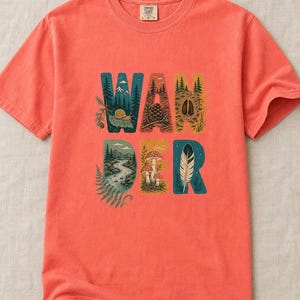 Camiseta con estampado de escenas de la naturaleza, camiseta de senderismo con letras ilustradas en el bosque, camiseta con estampado de piñas, setas y plumas. imagen 10