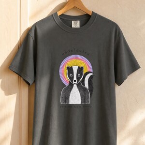Undefeated Personal Space Champ Skunk T-Shirt, Funny Introvert Tee, Stippled Skunk Portrait with Sunburst Halo Graphic Tee Bild 12