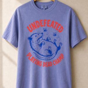 Invaincu Playing Dead Champ T-shirt Opossum T-shirt drôle de bande dessinée Possum T-shirt graphique animal étrange image 15