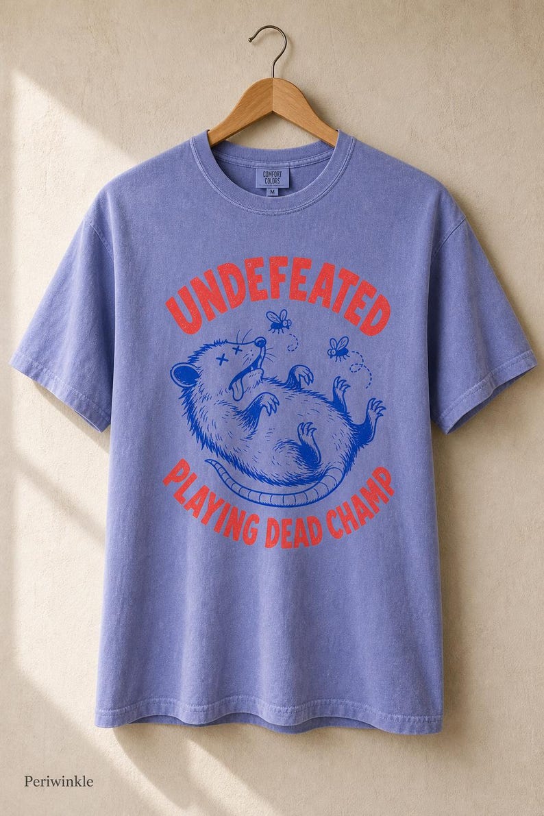 Invaincu Playing Dead Champ T-shirt Opossum T-shirt drôle de bande dessinée Possum T-shirt graphique animal étrange image 15