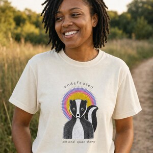 Undefeated Personal Space Champ Skunk T-Shirt, Funny Introvert Tee, Stippled Skunk Portrait with Sunburst Halo Graphic Tee Bild 2