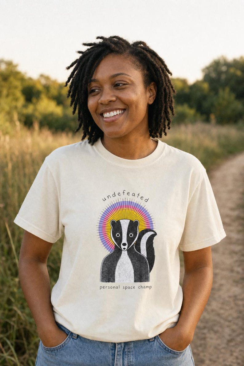 Undefeated Personal Space Champ Skunk T-Shirt, Funny Introvert Tee, Stippled Skunk Portrait with Sunburst Halo Graphic Tee Bild 2