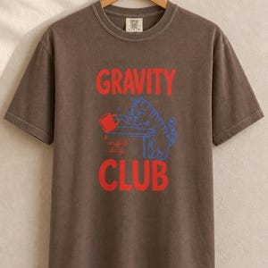 Gravity Club Cat T-Shirt Funny Cat Knocking Coffee Mug Off Table Tee Two Color Cat Lover Graphic Tee Gift imagem 17