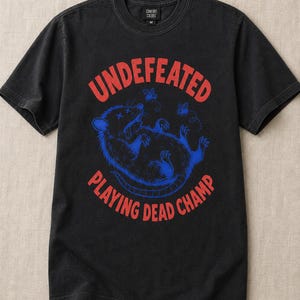 Invaincu Playing Dead Champ T-shirt Opossum T-shirt drôle de bande dessinée Possum T-shirt graphique animal étrange image 5