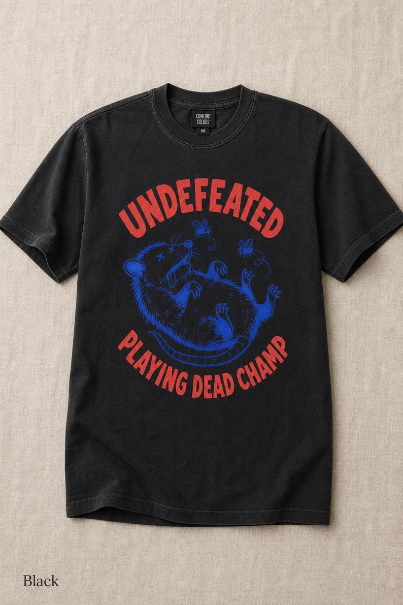 Invaincu Playing Dead Champ T-shirt Opossum T-shirt drôle de bande dessinée Possum T-shirt graphique animal étrange image 5
