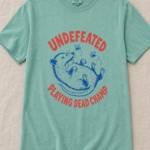 Invaincu Playing Dead Champ T-shirt Opossum T-shirt drôle de bande dessinée Possum T-shirt graphique animal étrange image 9