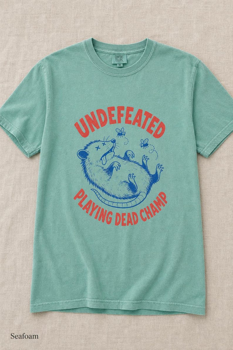 Invaincu Playing Dead Champ T-shirt Opossum T-shirt drôle de bande dessinée Possum T-shirt graphique animal étrange image 9