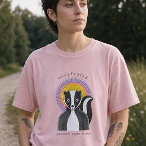 Undefeated Personal Space Champ Skunk T-Shirt, Funny Introvert Tee, Stippled Skunk Portrait with Sunburst Halo Graphic Tee Bild 3