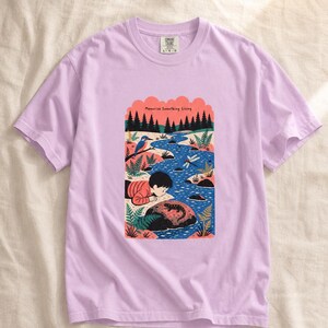 Memorize Something Living T-Shirt, Folk Illustration Tee with Child and Salamander at the Creek, Nature Lover Gift Bild 18