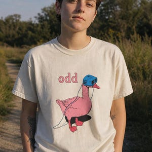 Odd Pink Goose in VR Headset T-Shirt, Weird Funny Duck Illustration Tee, Quirky Animal Graphic Shirt zdjęcie 2