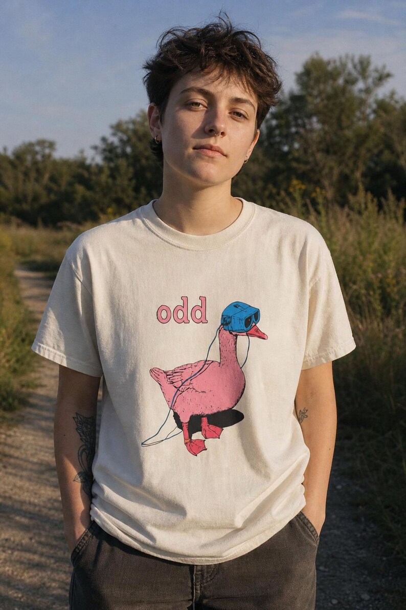Odd Pink Goose in VR Headset T-Shirt, Weird Funny Duck Illustration Tee, Quirky Animal Graphic Shirt zdjęcie 2