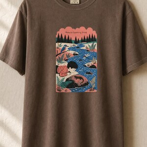 Memorize Something Living T-Shirt, Folk Illustration Tee with Child and Salamander at the Creek, Nature Lover Gift Bild 17