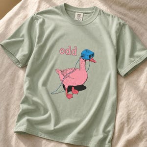 Odd Pink Goose in VR Headset T-Shirt, Weird Funny Duck Illustration Tee, Quirky Animal Graphic Shirt zdjęcie 5