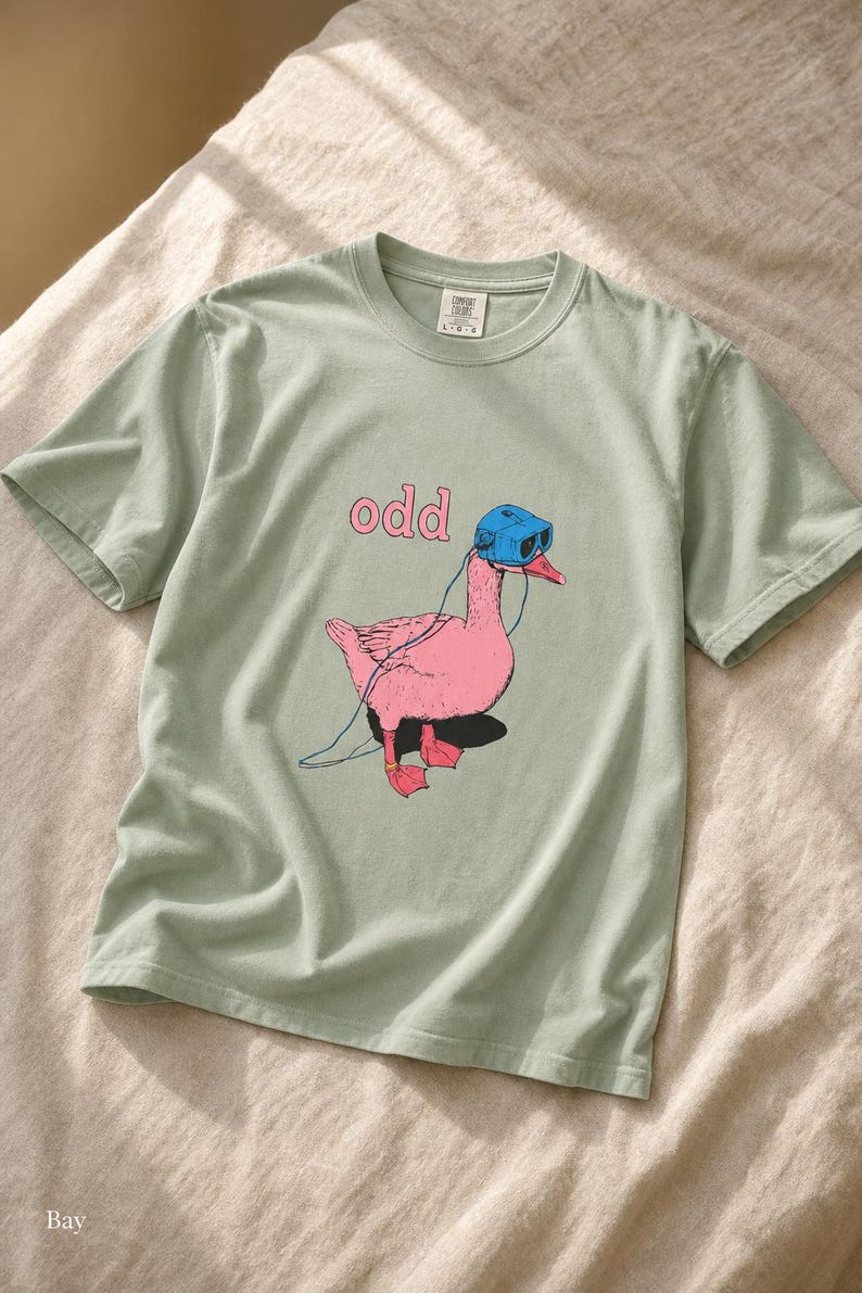 Odd Pink Goose in VR Headset T-Shirt, Weird Funny Duck Illustration Tee, Quirky Animal Graphic Shirt zdjęcie 5