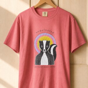 Undefeated Personal Space Champ Skunk T-Shirt, Funny Introvert Tee, Stippled Skunk Portrait with Sunburst Halo Graphic Tee Bild 14