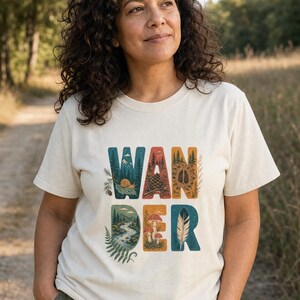 Camiseta con estampado de escenas de la naturaleza, camiseta de senderismo con letras ilustradas en el bosque, camiseta con estampado de piñas, setas y plumas. imagen 2
