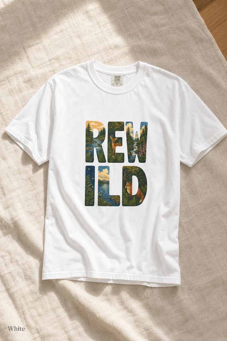 Camiseta con escena de naturaleza salvaje, camiseta con letras ilustradas con ciervo, zorro, bosque y río, camiseta de senderismo estilo cottagecore. imagen 4