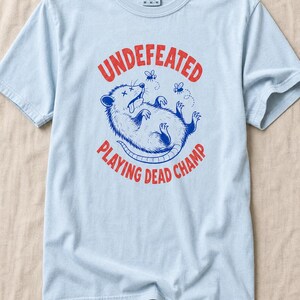 Invaincu Playing Dead Champ T-shirt Opossum T-shirt drôle de bande dessinée Possum T-shirt graphique animal étrange image 8