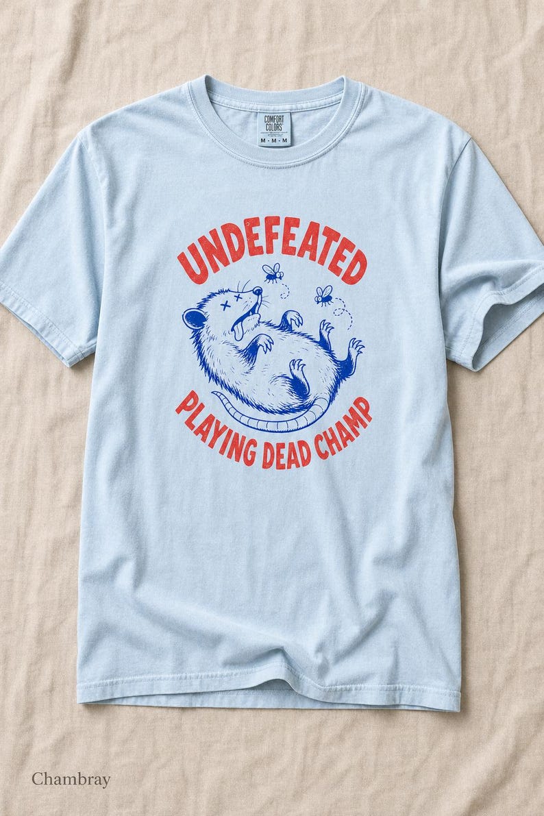 Invaincu Playing Dead Champ T-shirt Opossum T-shirt drôle de bande dessinée Possum T-shirt graphique animal étrange image 8