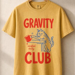 Gravity Club Cat T-Shirt Funny Cat Knocking Coffee Mug Off Table Tee Two Color Cat Lover Graphic Tee Gift imagem 11