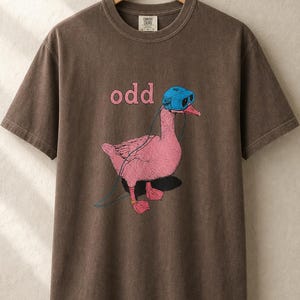 Odd Pink Goose in VR Headset T-Shirt, Weird Funny Duck Illustration Tee, Quirky Animal Graphic Shirt zdjęcie 17
