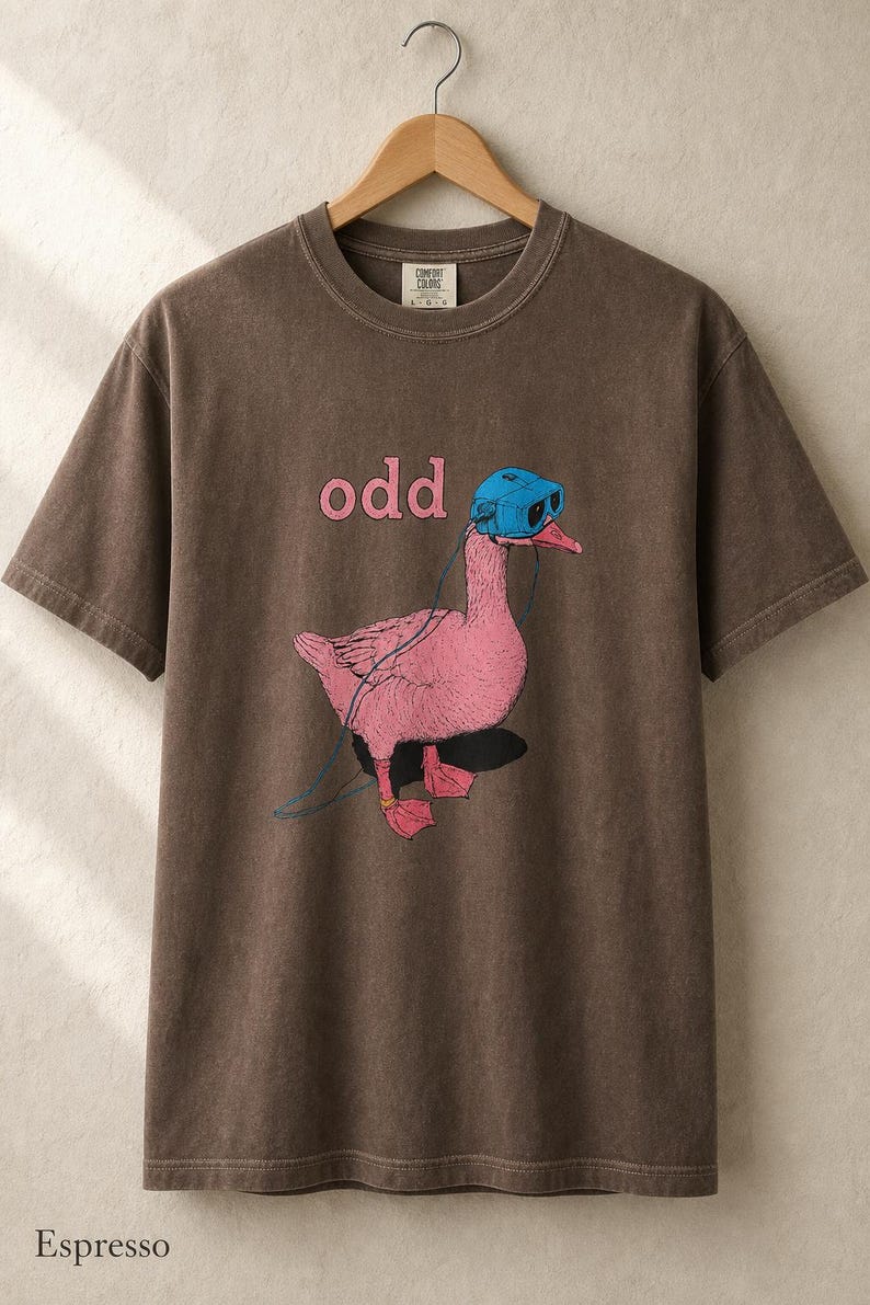 Odd Pink Goose in VR Headset T-Shirt, Weird Funny Duck Illustration Tee, Quirky Animal Graphic Shirt zdjęcie 17