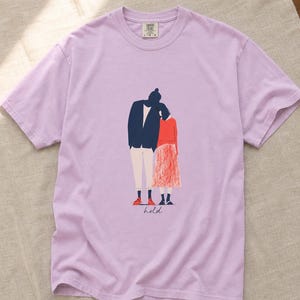 Hold Couple Illustration T-Shirt, Minimalist Editorial Art Tee, Leaning Together Love Graphic Shirt, Quiet Romance Gift afbeelding 18