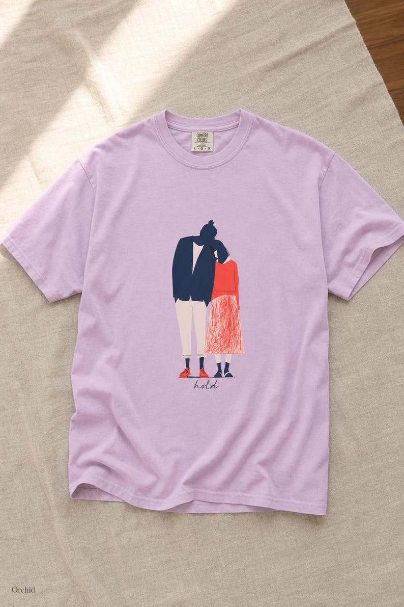 Hold Couple Illustration T-Shirt, Minimalist Editorial Art Tee, Leaning Together Love Graphic Shirt, Quiet Romance Gift afbeelding 18