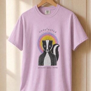 Undefeated Personal Space Champ Skunk T-Shirt, Funny Introvert Tee, Stippled Skunk Portrait with Sunburst Halo Graphic Tee Bild 17