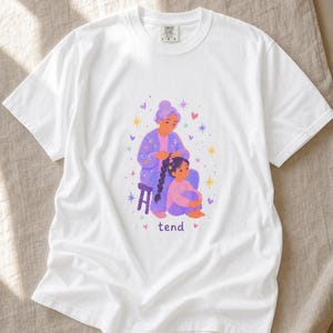Grandmother Braiding Granddaughter's Hair T-Shirt, Tend Pastel Illustration Tee, Intergenerational Care Graphic Tee, Soft Family Shirt imagem 4