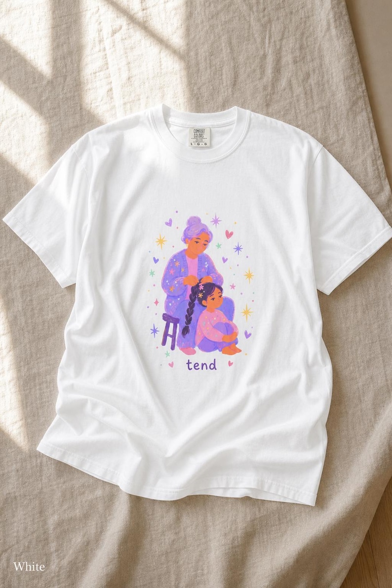 Grandmother Braiding Granddaughter's Hair T-Shirt, Tend Pastel Illustration Tee, Intergenerational Care Graphic Tee, Soft Family Shirt imagem 4