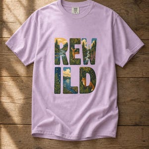 Camiseta con escena de naturaleza salvaje, camiseta con letras ilustradas con ciervo, zorro, bosque y río, camiseta de senderismo estilo cottagecore. imagen 17