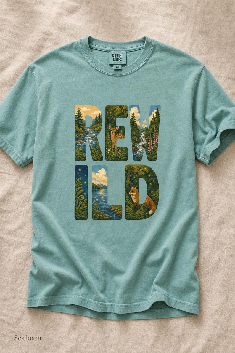 Camiseta con escena de naturaleza salvaje, camiseta con letras ilustradas con ciervo, zorro, bosque y río, camiseta de senderismo estilo cottagecore. imagen 9